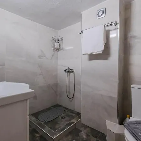 Zeus 2-bdrm Apartment, Vesta Philoxenia *